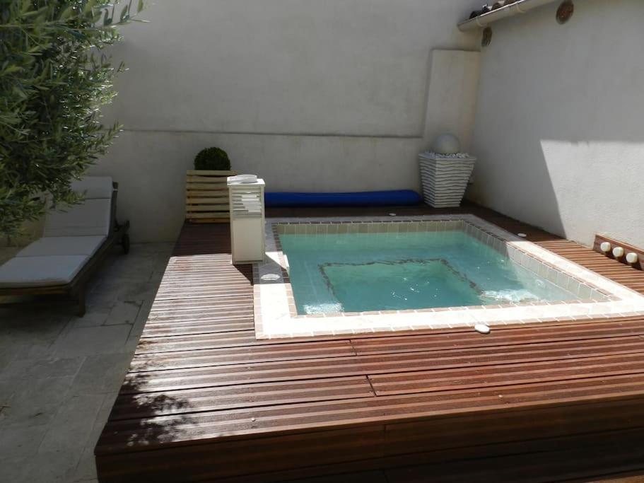 Le Maset Des Aires Avec Vue Sur Le Luberon Et Son Jacuzzi Exterieur Disponible De Juin A Mi-Septembre Maubec  Exterior foto